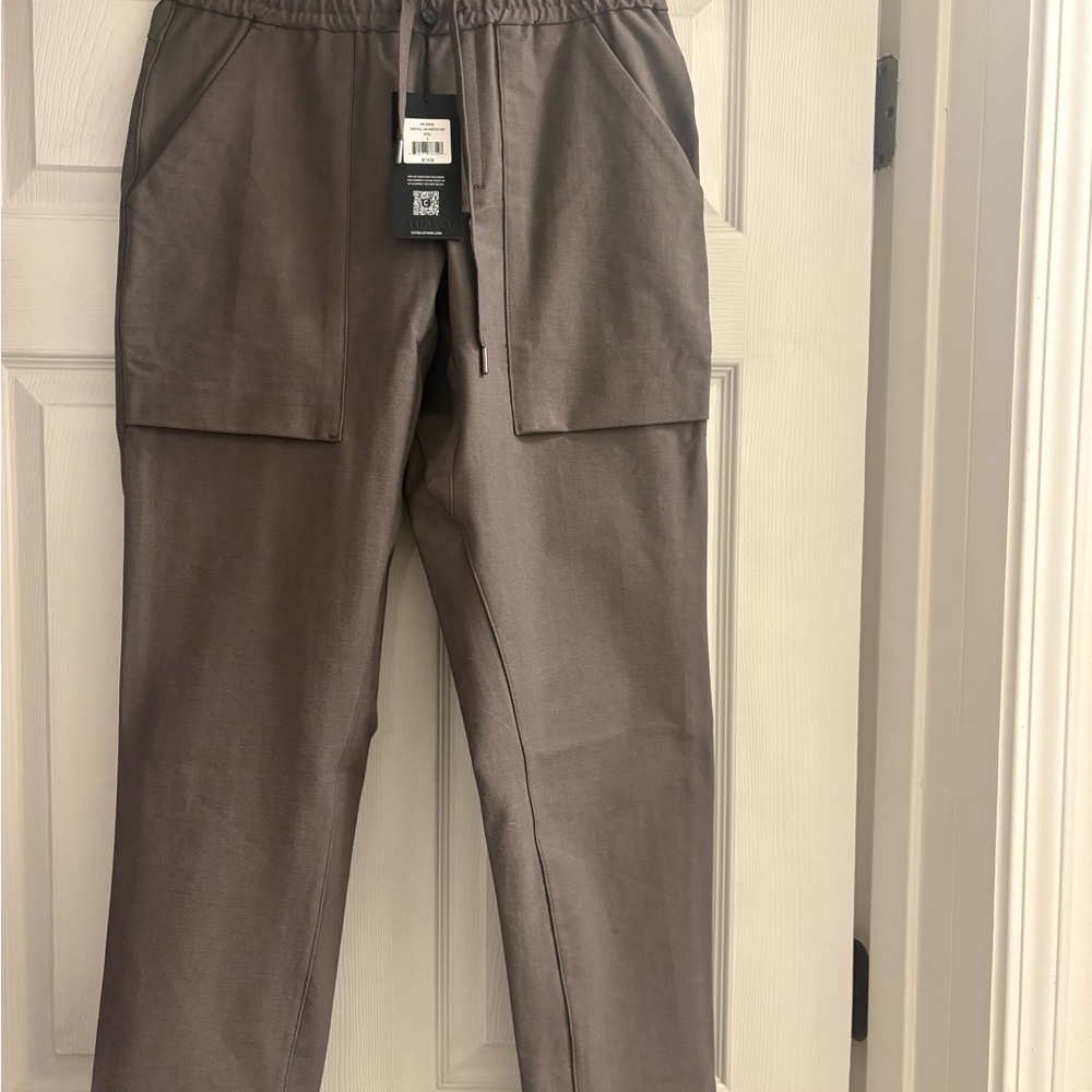 Cuts pants
Icon pull on cropped pant in gray
Size small new with tags